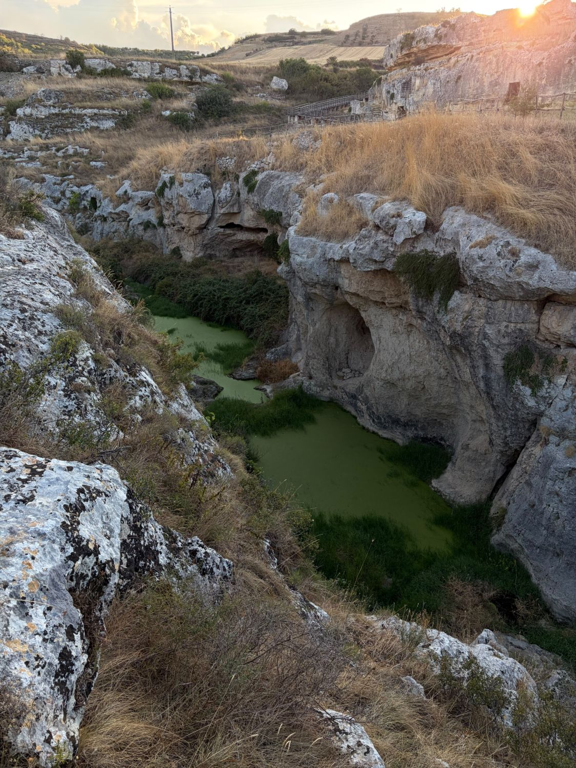 Il canyon della gravina di Gravina in Puglia, visto dall'alto al tramonto